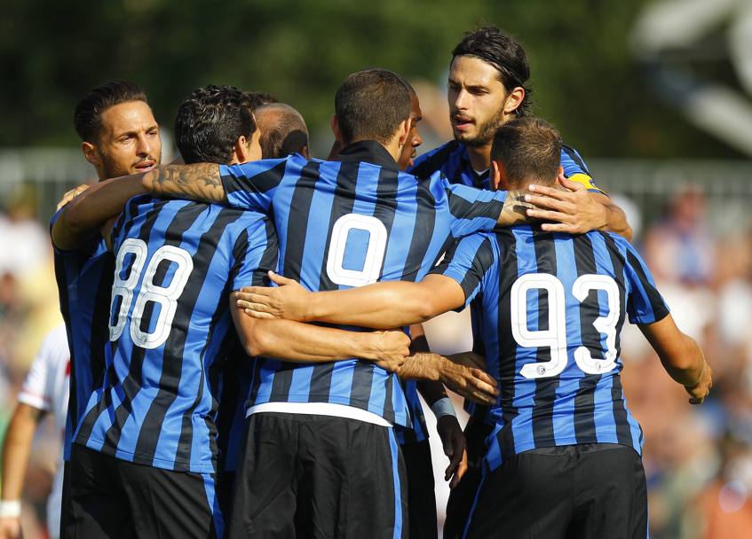 L&#39;abbracio tra i giocatori dell&#39;Inter, dopo il gol dell&#39;1-0 di Palacio: si riconoscono Ranocchia, D&#39;Ambrosio, Icardi ed Hernanes. LaPresse